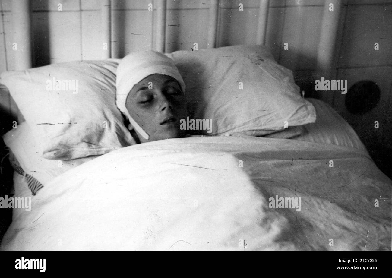 08/12/1951. Image de la jeune María Luisa Díaz de Herrera Morán dans son lit à l’hôpital provincial, après avoir été sauvagement attaquée par quatre criminels et abandonnée dans un état d’extrême gravité sur la route de Moncloa. Crédit : Album / Archivo ABC / Manuel Sanz Bermejo Banque D'Images