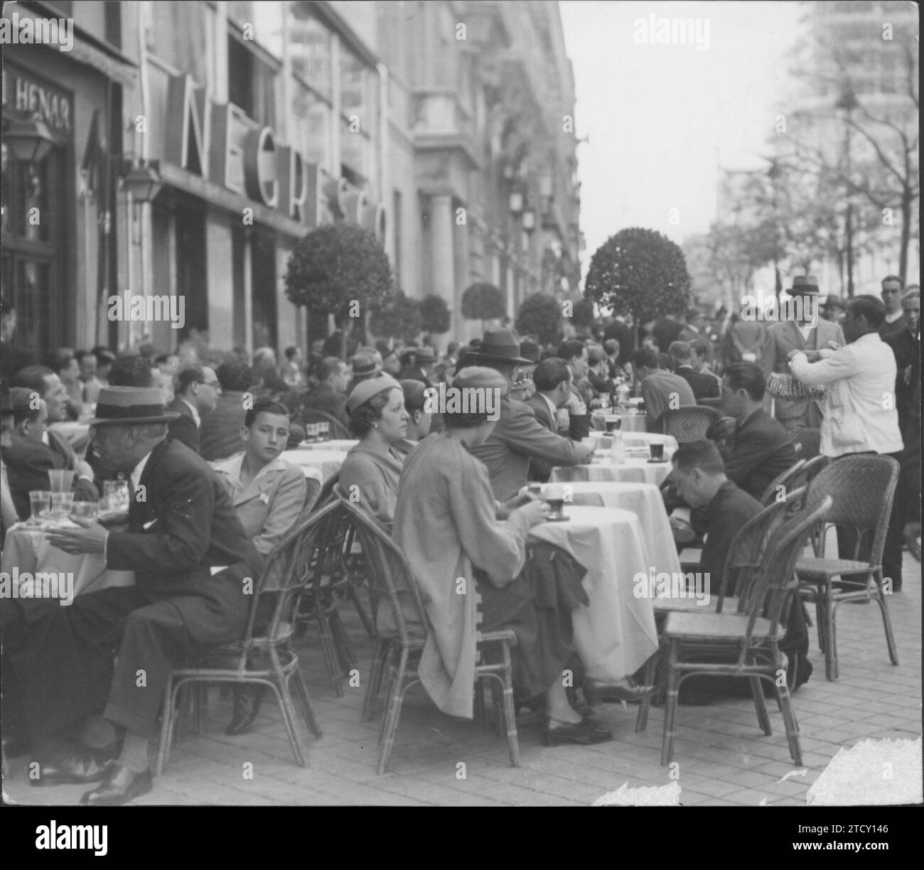 Madrid, 1 mai 1935. La terrasse de la Granja del Henar, adjacente à celle de Negresco. Deux des cafés les plus emblématiques de Madrid, au milieu de la rue Alcalá, avec des rassemblements très populaires, les deux. Crédit : Album / Archivo ABC Banque D'Images