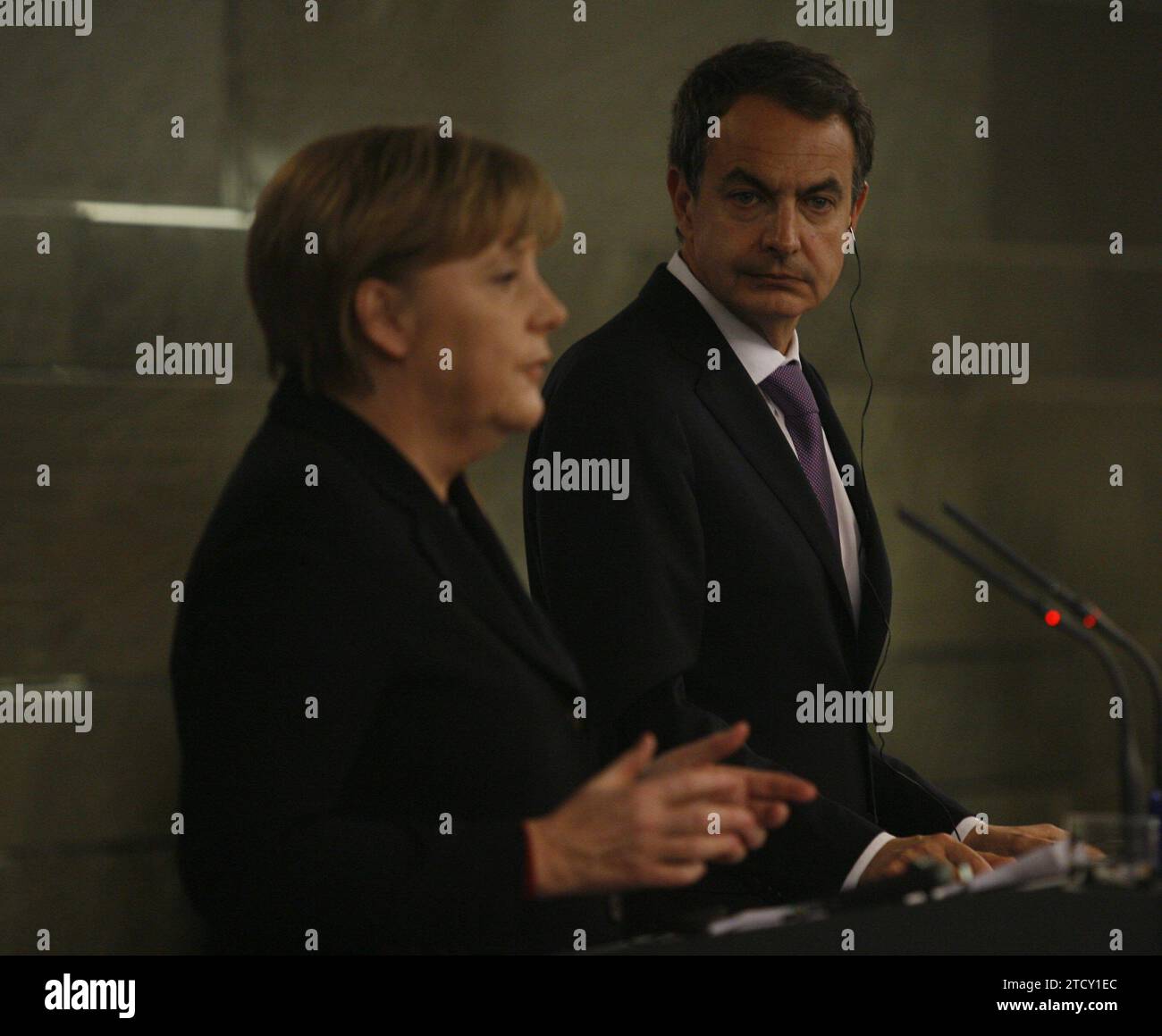 Madrid 03-02-2011 Conférence de presse conjointe du XXIIIe sommet bilatéral entre l'Espagne et l'Allemagne présidé par le président du gouvernement Jose Luis Rodriguez Zapatero et la chancelière allemande Angela Merkel photo Jaime Garcia Archdc. Crédit : Album / Archivo ABC / Jaime García Banque D'Images