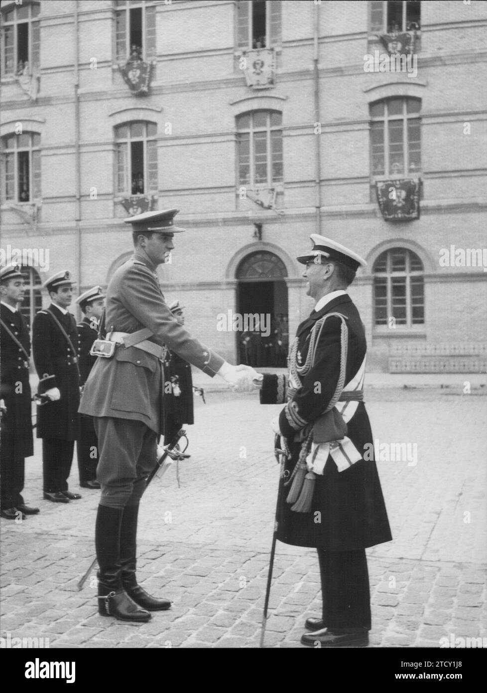 12/11/1959. Livraison des dépêches terrestres, maritimes et aériennes au prince Juan Carlos de Borbón à l'Académie militaire générale de Saragosse. Dans l'image, Don Juan Carlos reçoit le poste d'enseigne des mains du vice-amiral petit-fils Antúnez. Crédit : Album / Archivo ABC / Teodoro Naranjo Domínguez Banque D'Images