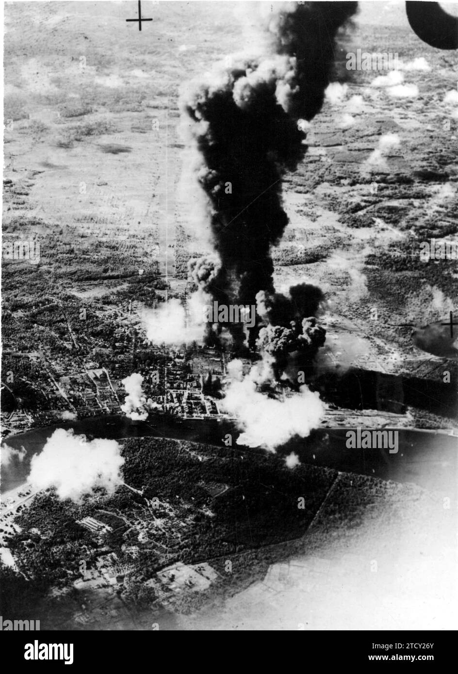 03/01/1945. Une raffinerie de pétrole japonaise brûle à la suite d'une attaque aérienne menée par des avions britanniques contre des installations sur l'île de Sumatra. Crédit : Album / Archivo ABC / Calpe Banque D'Images