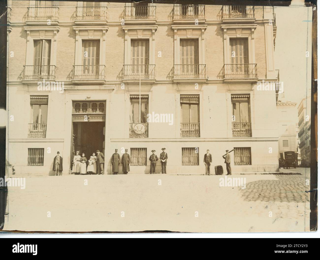 Madrid, février 1898. Le consulat des États-Unis à Madrid, gardé par la Garde civile, après l'explosion du Maine à la Havane. Crédit : Album / Archivo ABC / Irigoyen Banque D'Images