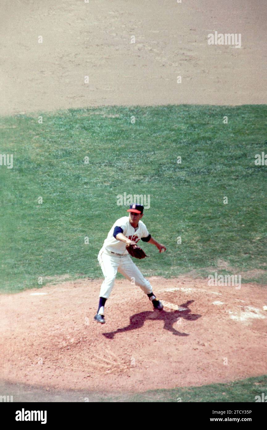 LOS ANGELES, CA - 14 JUIN : le lanceur Bo Belinsky #36 des Angels de Los Angeles lance lors d'un match MLB contre les Twins du Minnesota le 14 juin 1962 au Dodger Stadium de Los Angeles, en Californie. (Photo de Hy Peskin) *** Légende locale *** Bo Belinsky Banque D'Images