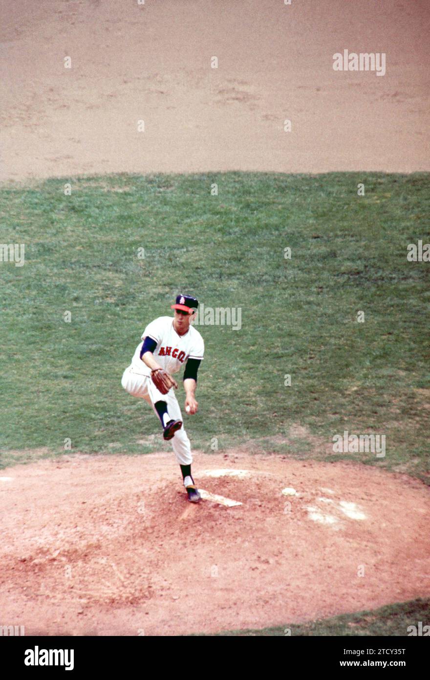 LOS ANGELES, CA - 14 JUIN : le lanceur Bo Belinsky #36 des Angels de Los Angeles lance lors d'un match MLB contre les Twins du Minnesota le 14 juin 1962 au Dodger Stadium de Los Angeles, en Californie. (Photo de Hy Peskin) *** Légende locale *** Bo Belinsky Banque D'Images