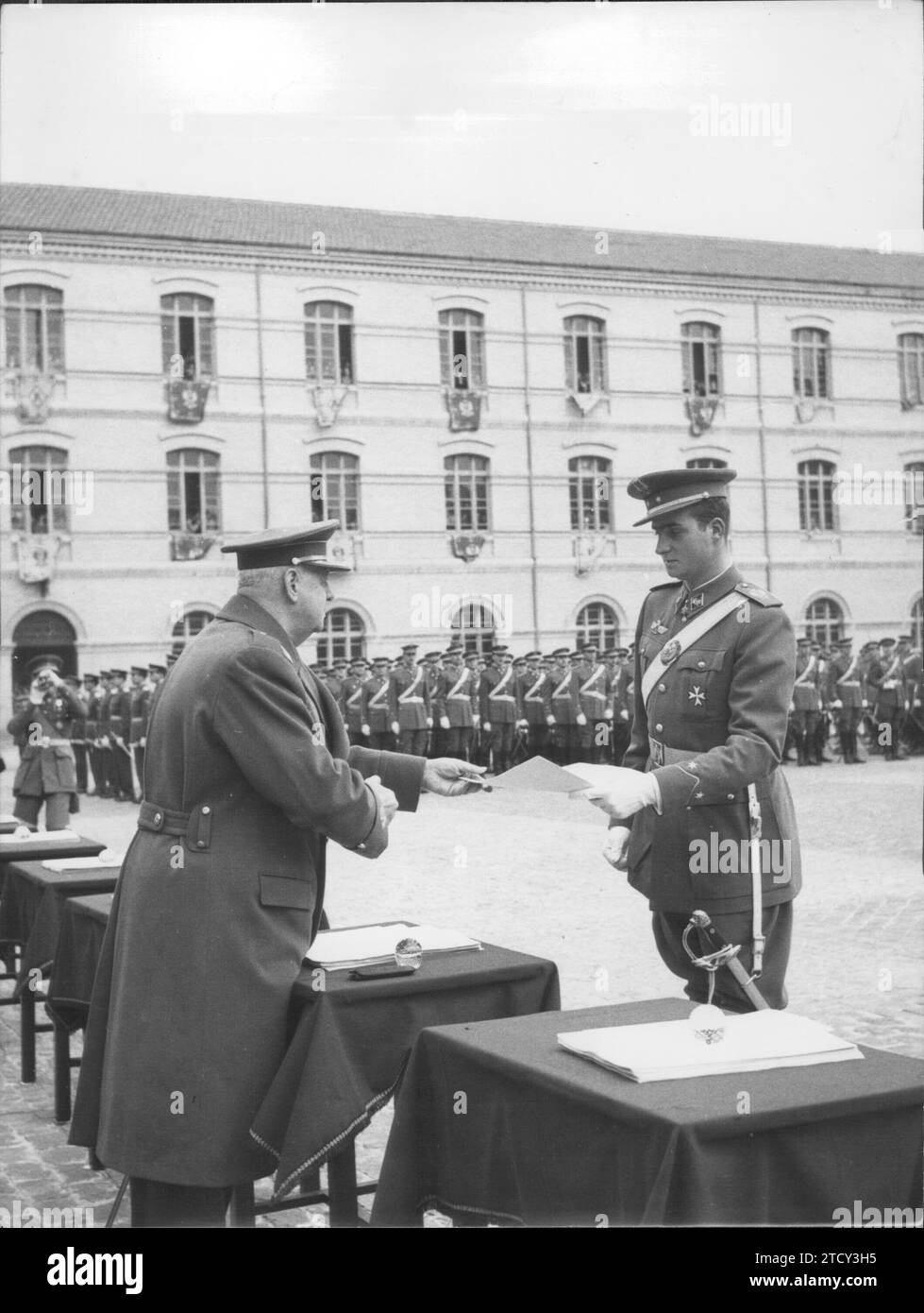 12/11/1959. Livraison des dépêches terrestres, maritimes et aériennes au prince Juan Carlos de Borbón à l'Académie militaire générale de Saragosse. Sur l'image, Don Juan Carlos reçoit le poste de lieutenant d'infanterie des mains du ministre de l'Armée, le lieutenant-général Barroso. Crédit : Album / Archivo ABC / Teodoro Naranjo Domínguez Banque D'Images