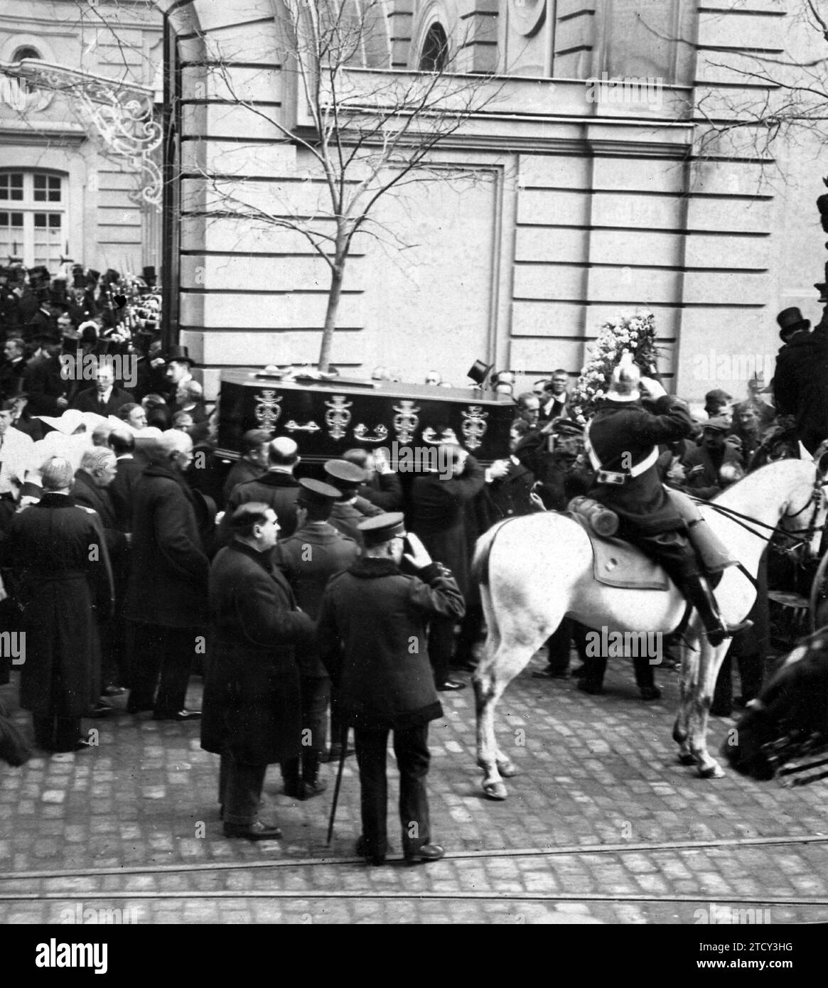 02/06/1919. Enterrement du duc de Santo Mauro. Le cercueil quittant la ...