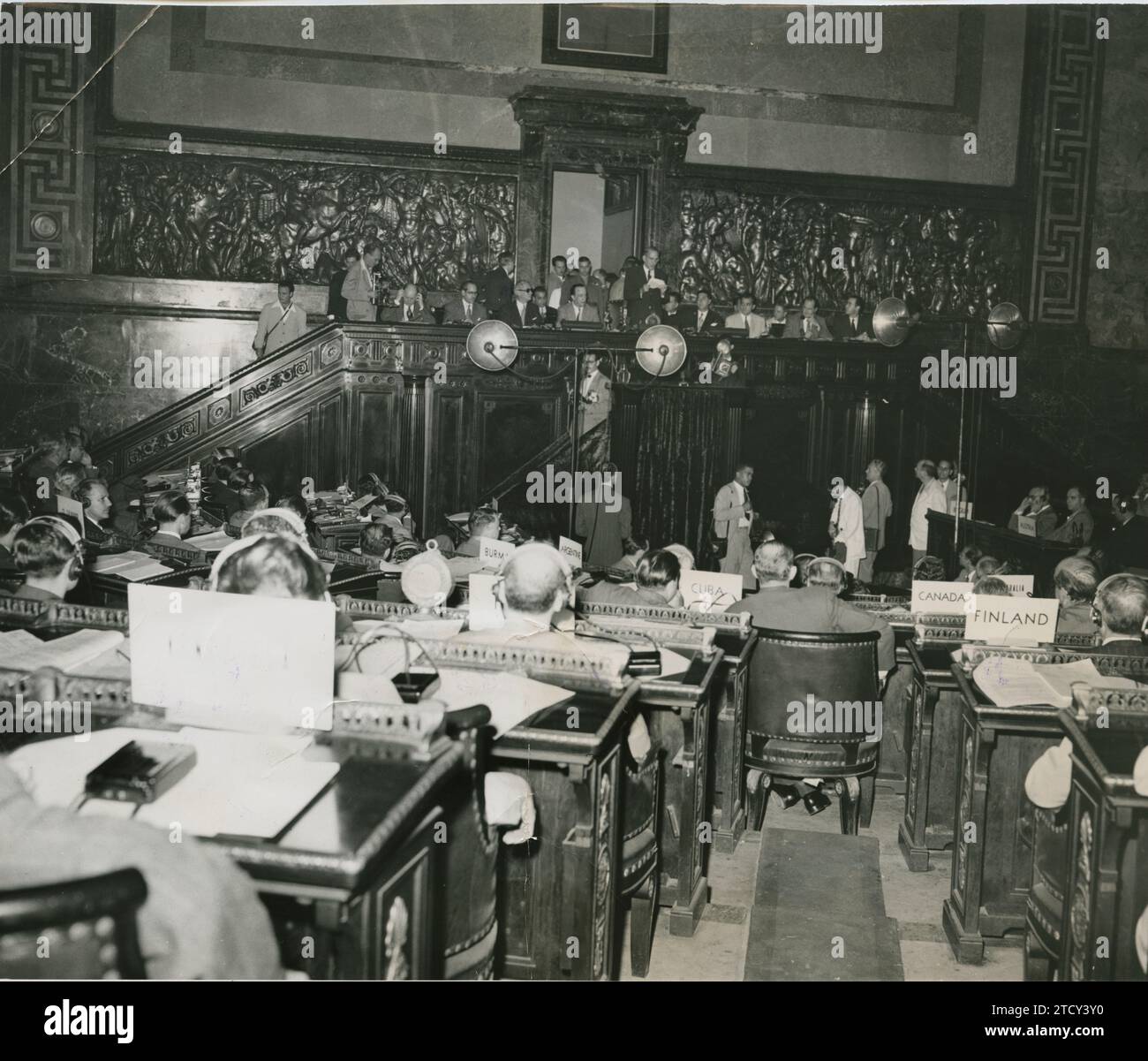 La Havane (Cuba), novembre 1947. Vue générale du Capitole, lors de la séance d'ouverture de la Conférence des Nations Unies sur le commerce et l'emploi, à laquelle ont participé plus d'un millier de délégués de 62 pays. La seule chose qui manque est la présence de la Russie. En haut, debout, vous voyez le Président Ramón Grau San Martín, prononçant son discours de bienvenue à tous les délégués et son désir d’aboutir à un résultat satisfaisant. Crédit : Album / Archivo ABC / Ortiz Banque D'Images