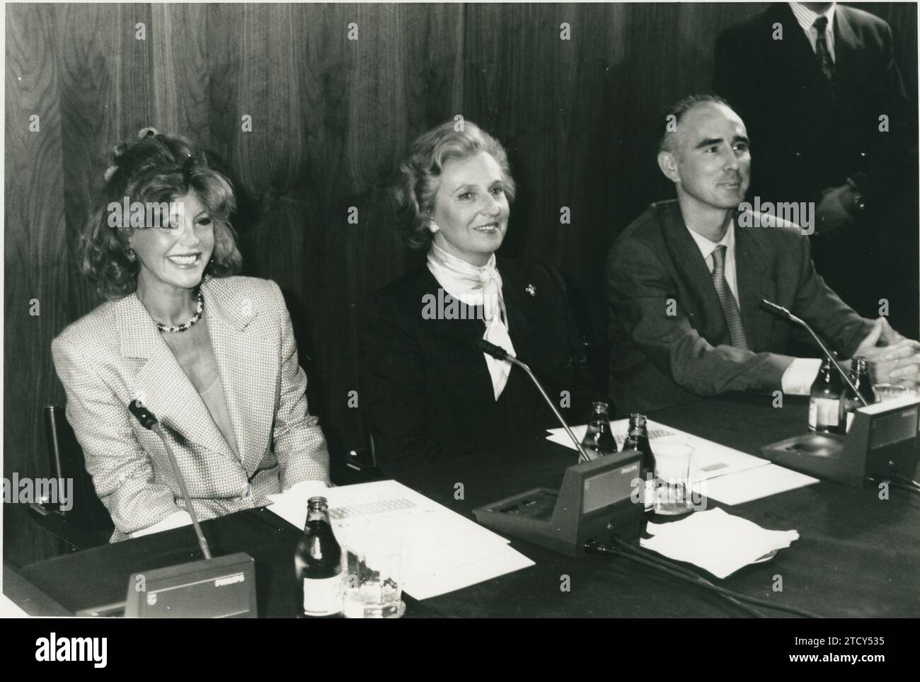 Madrid, 10/05/1992. Présentation aux médias de la collection Thyssen. Dans l'image, Carmen Cervera, SAR l'Infante Doña Pilar et le directeur de la fondation Julián León. Crédit : Album / Archivo ABC / David Calle Banque D'Images