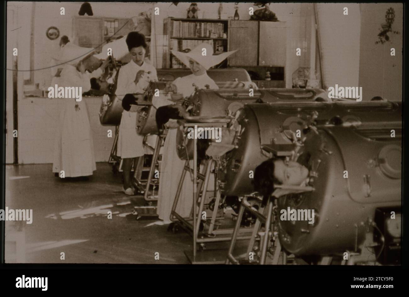 Madrid, 1950 (CA.). À l’hôpital de Niño Jesús, les enfants placés dans des poumons en fer sont soignés par des infirmières. Crédit : Album / Archivo ABC Banque D'Images