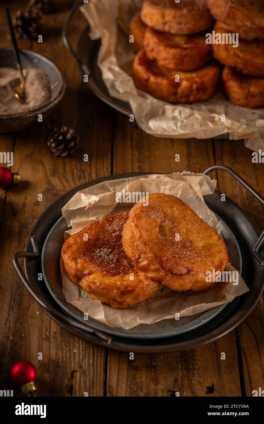 Rabanadas de Noël portugais traditionnel. Torrijas espagnoles sur le comptoir de cuisine. Banque D'Images