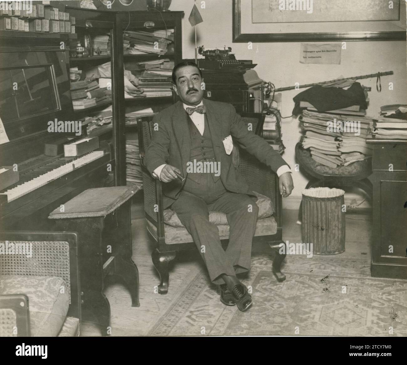 Madrid, vers 1910. L'écrivain, dramaturge, journaliste et homme d'affaires José Juan cadenas dans son bureau. Crédit : Album / Archivo ABC Banque D'Images