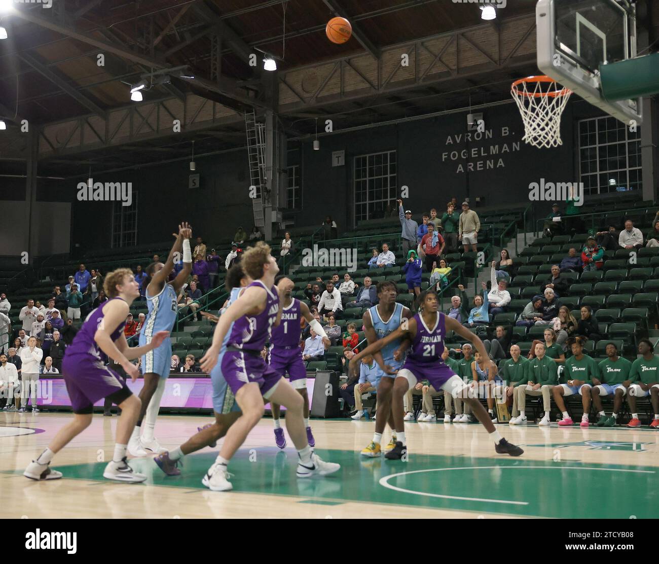 La Nouvelle-Orléans, États-Unis. 14 décembre 2023. Le garde de Tulane Green Wave Jaylen Forbes (25 ans) couperait le troisième jet libre consécutif après avoir été fauché avec .03 secondes restant dans le règlement alors qu'il était en train de tirer un trois pointeur lors d'un match de basket-ball masculin à Fogleman Arena à la Nouvelle-Orléans, Louisiane le jeudi 14 décembre 2023. Ce mouvement enverrait le jeu en prolongation. (Photo de Peter G. Forest/Sipa USA) crédit : SIPA USA/Alamy Live News Banque D'Images