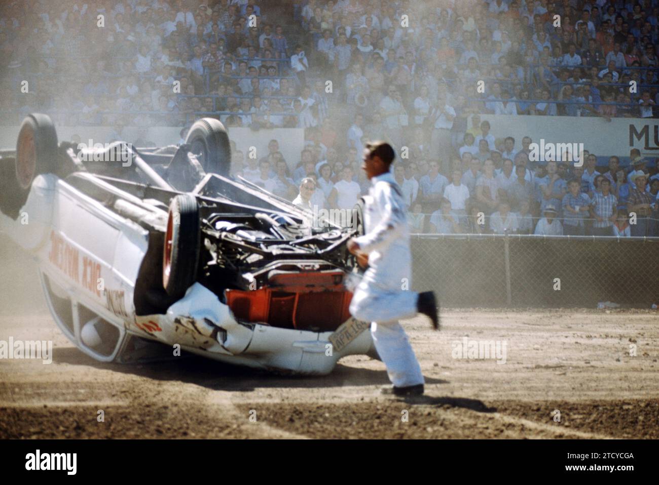 SACRAMENTO, CA - AOÛT 1958 : un homme court pour aider le conducteur après s'être écrasé lors d'un salon automobile à la foire de l'État de Sacramento circa août 1958 à Sacramento, Californie. (Photo de Hy Peskin) Banque D'Images