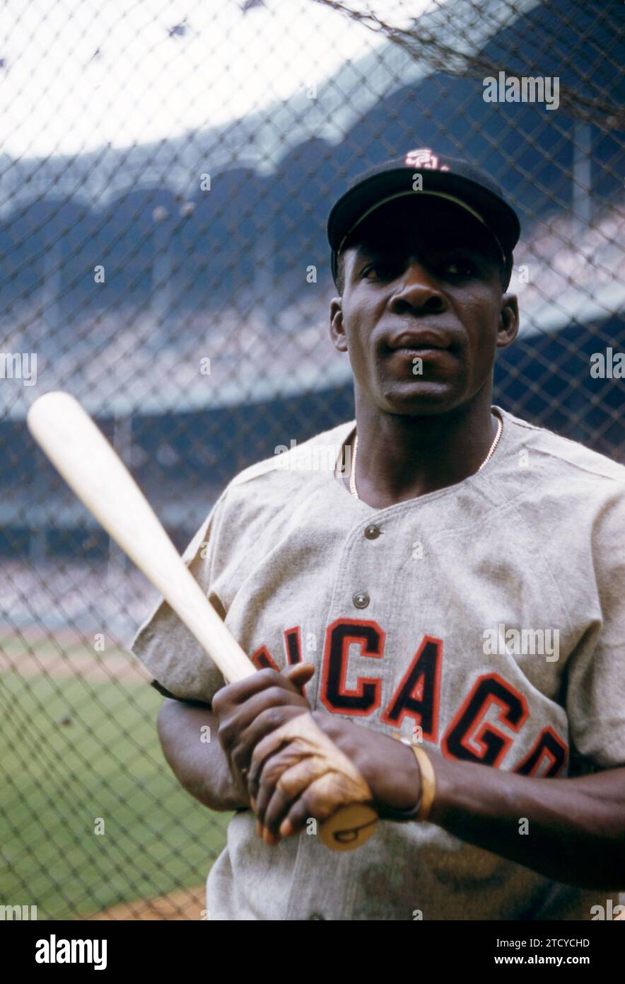 BRONX, NY - 19 JUIN : Minnie Minoso #9 des White Sox de Chicago pose avant un match de MLB contre les Yankees de New York le 19 juin 1955 au Yankee Stadium dans le Bronx, New York. (Photo de Hy Peskin) *** Légende locale *** Minnie Minoso Banque D'Images