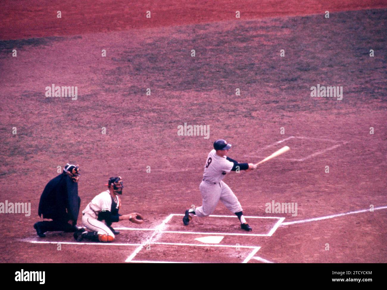 LOS ANGELES, CA - 14 JUIN : Rich Rollins #9 des Twins du Minnesota saute sur un terrain comme le receveur Buck Rodgers #7 des Angels de Los Angeles et l'arbitre Larry NaPP regardent lors d'un match MLB le 14 juin 1962 au Dodger Stadium de Los Angeles, Californie. (Photo de Hy Peskin) *** Légende locale *** Rich Rollins;Buck Rodgers;Larry NaPP Banque D'Images