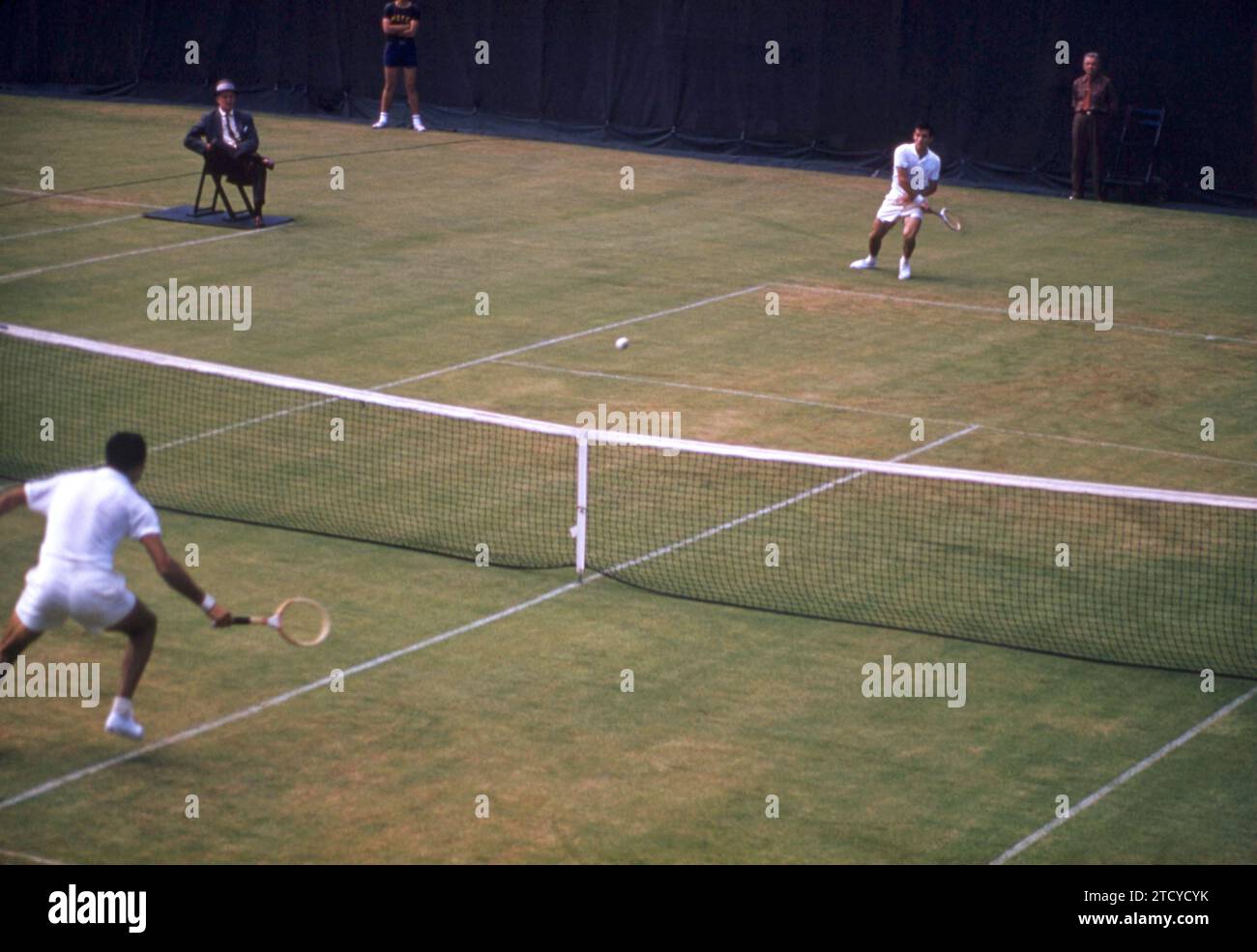 FOREST HILLS, NY - SEPTEMBRE 3 : Pancho Gonzales (1928 -1995) des États-Unis frappe un coup de retour lors des Championnats nationaux américains masculins 1954 le 3 septembre 1954 au West Side tennis Club à Forest Hills, New York. (Photo de Hy Peskin) *** Légende locale *** Pancho Gonzales Banque D'Images