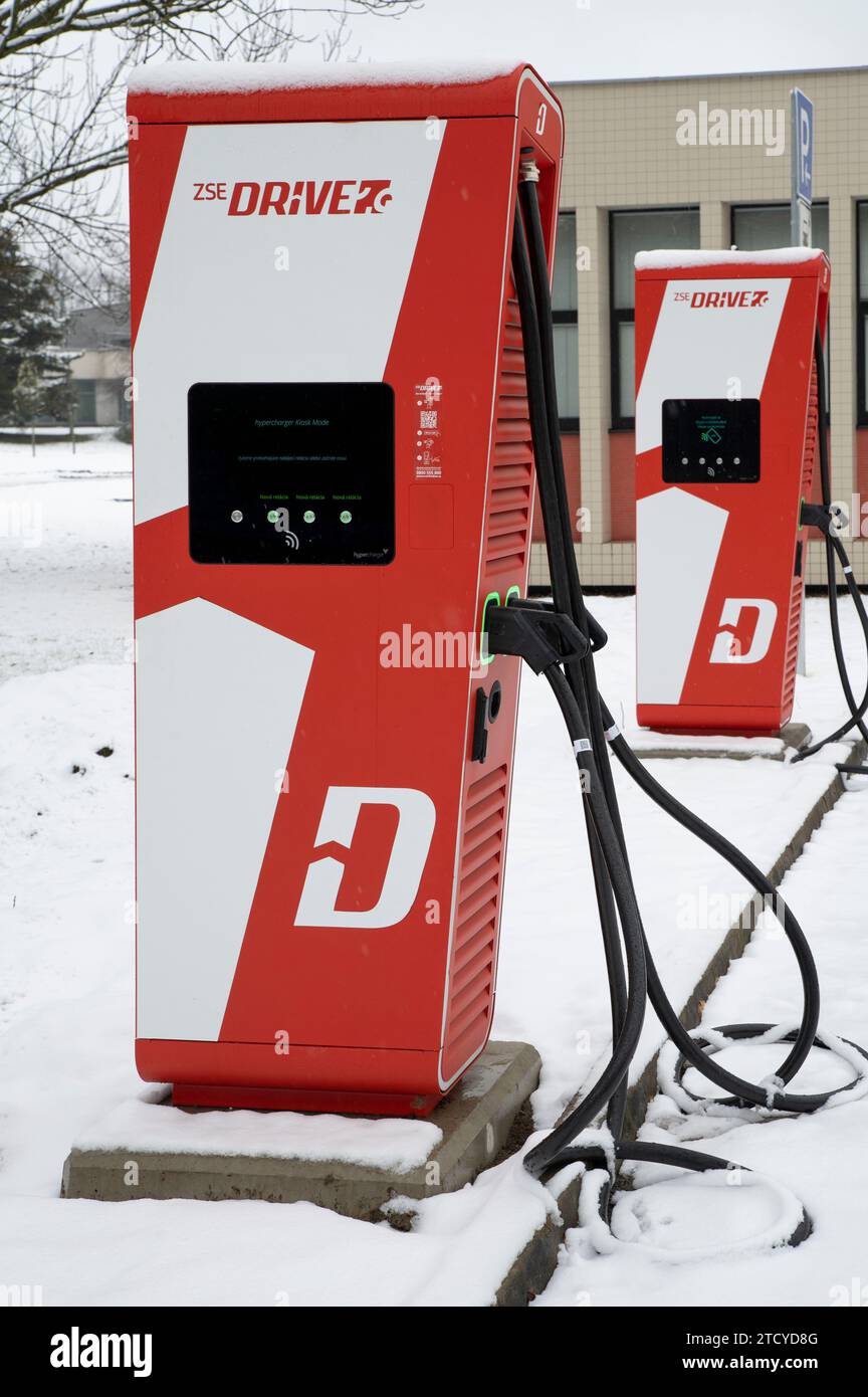 Nitra, Slovaquie - 10 décembre 2023 : borne de recharge pour véhicules électriques ZSE Drive, membre du groupe E.ON. Equipement d'alimentation de véhicule électrique (EVSE) Banque D'Images