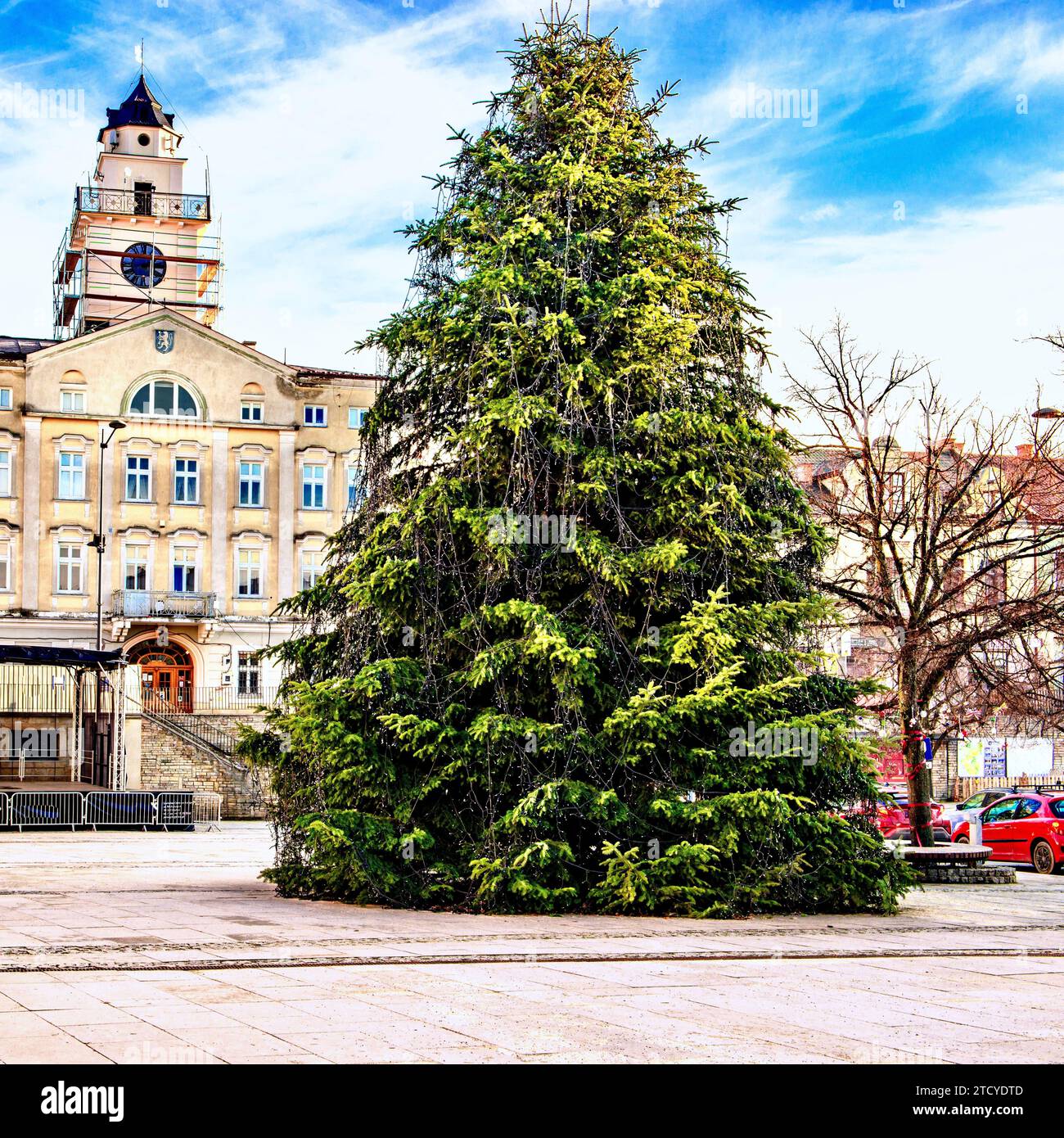 Arbre de Noël sur la place centrale de la ville Gorlice, Pologne. Banque D'Images