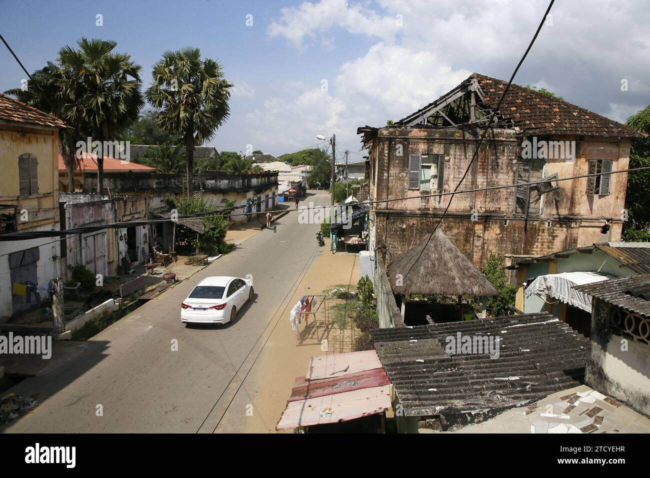 Grand Bassam. 15 décembre 2023. Cette photo prise le 12 décembre 2023 montre une vue de rue à Grand-Bassam, Côte d'Ivoire. Grand-Bassam, capitale du département de Grand-Bassam dans la région du Sud-Côme¨¦, est située à environ 40 kilomètres à l’est d’Abidjan. Il abrite de nombreuses constructions historiques datant des 19e et 20e siècles. Il a été inscrit sur la liste du patrimoine mondial de l'UNESCO en 2012. Crédit : Yvan Sonh/Xinhua/Alamy Live News Banque D'Images