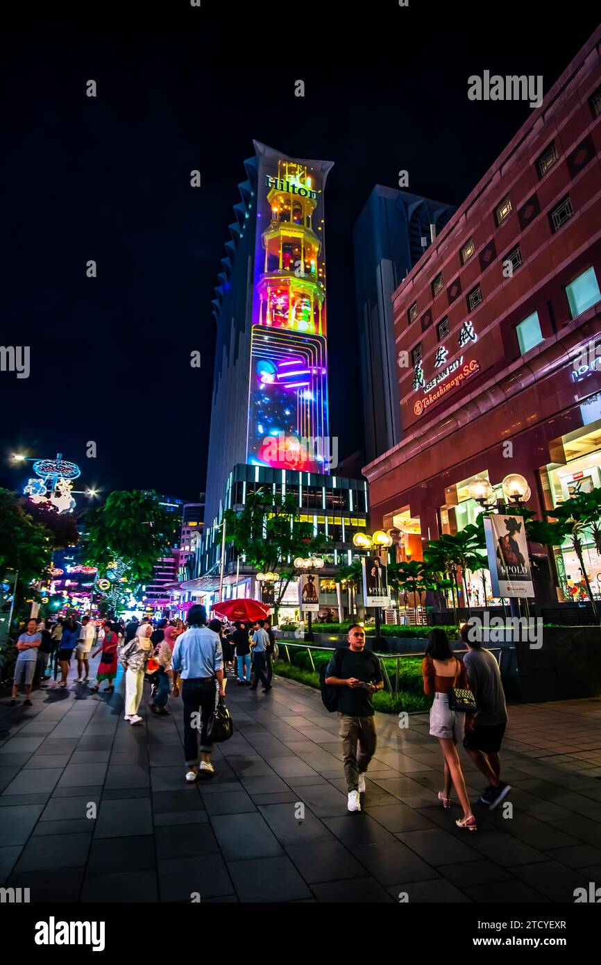 Éclairage et décoration de Noël le long d'Orchard Road, Singapour. Banque D'Images
