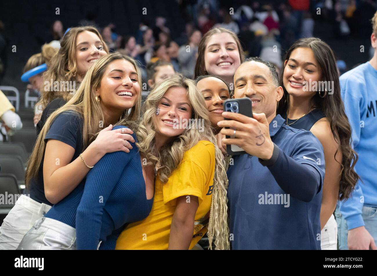 14 décembre 2023 : Shaka Smart, entraîneur-chef des Marquette Golden Eagles, prend un selfie avec les fans après le match de basketball de la NCAA entre St. Thomas - Minnesota Tommies et les Marquette Golden Eagles au Fiserv Forum à Milwaukee, WI. Kirsten Schmitt/Cal Sport Media. Banque D'Images