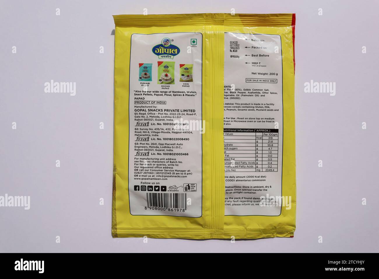 Paquet papad Urad de marque Gopal en jaune. Papad snacks urad dal avec du poivre noir le 12 décembre 2023 de l'Inde Banque D'Images