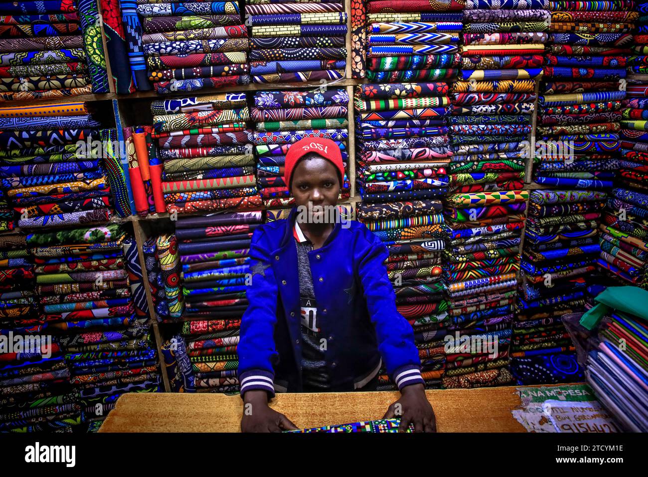 Un commerçant est arrêté pour une photo dans un magasin de tissus de la