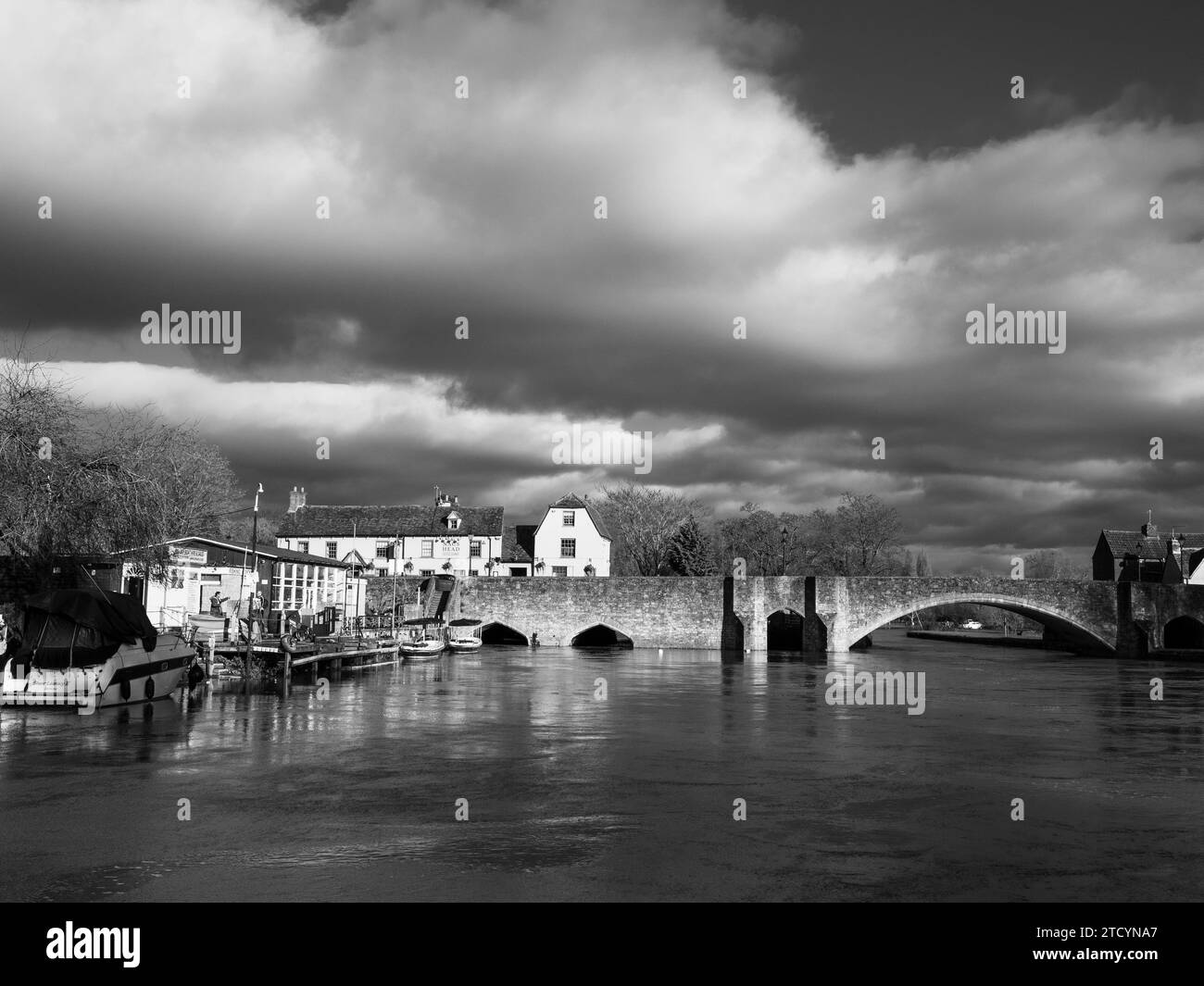 Paysage noir et blanc d'Abingdon Bridge , traverser la Tamise avec des nuages de tempête, Abingdon-on-Thames, Oxfordshire, Angleterre, Royaume-Uni, GO. Banque D'Images