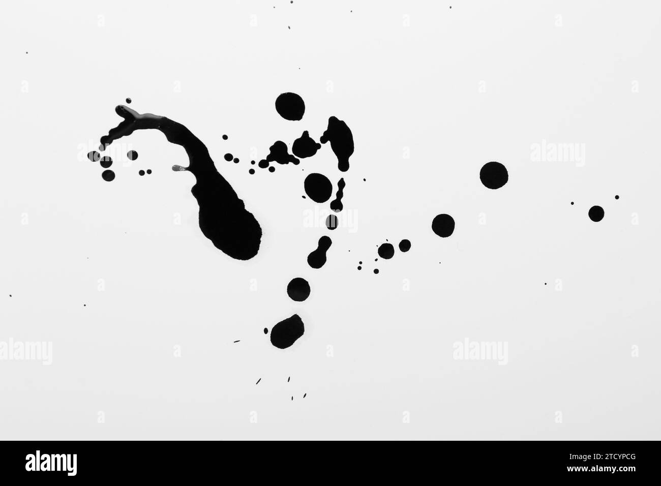 Taches d'encre noire sur fond blanc, vue de dessus Banque D'Images