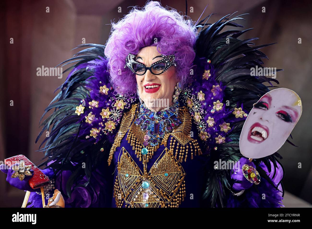 Un invité arrive avec des lunettes similaires à celles portées par Dame Edna Everage pendant le State Memorial Service pour le comédien et acteur australien Barry Humphries à l'Opéra de Sydney, le vendredi 15 décembre 2023. Un service commémoratif de l'État pour Barry Humphries reconnaîtra la contribution des artistes tardifs aux arts et au divertissement australiens. AAP image/Pool, David Gray NO ARCHIVING SYDNEY NSW AUSTRALIE *** Un invité arrive portant des lunettes similaires à celles portées par Dame Edna everage pendant le State Memorial Service pour le comédien et acteur australien Barry Humphries à l'Opéra de Sydney Ho Banque D'Images