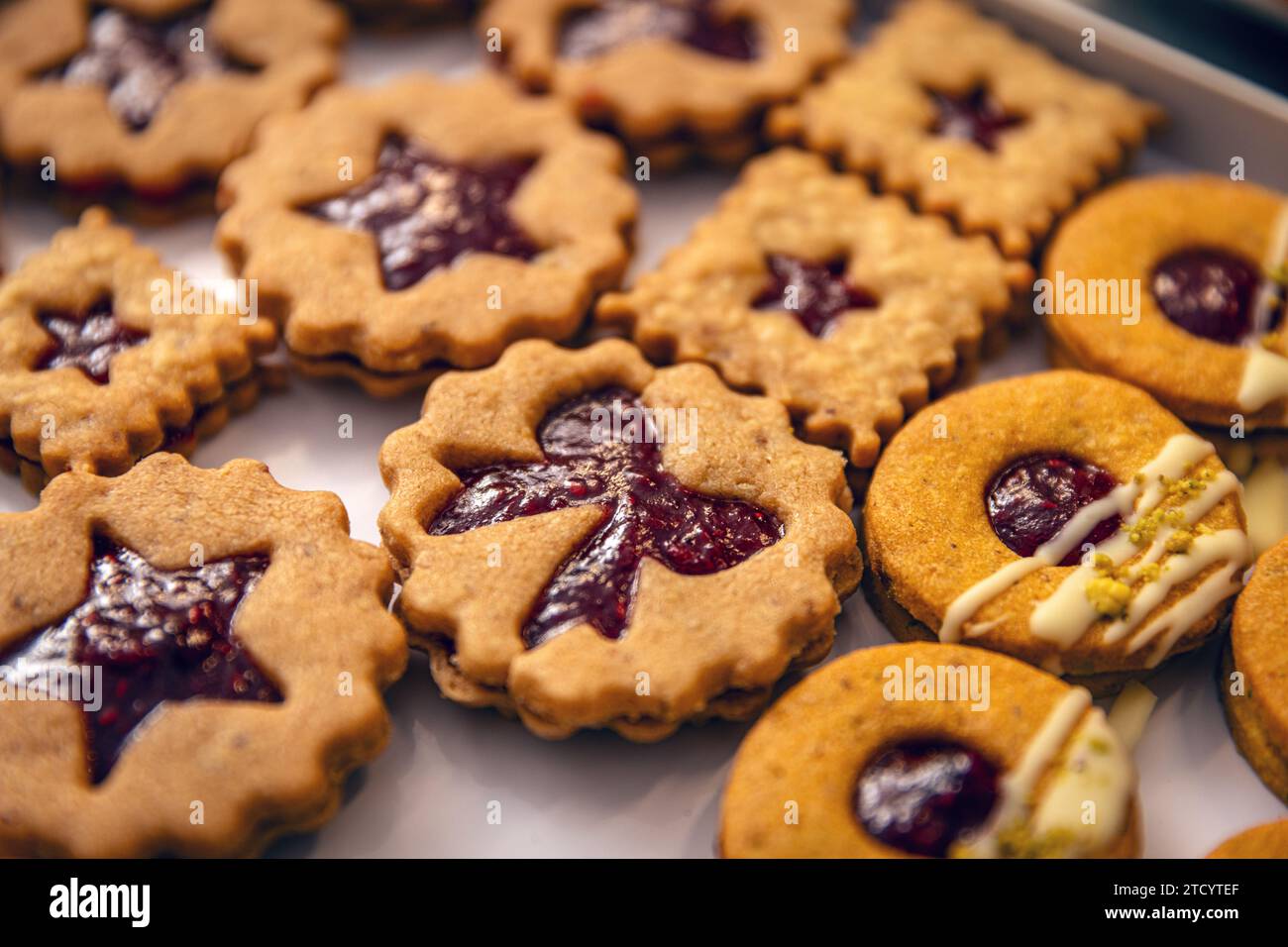 Formes classiques de biscuits de Noël linzer avec confiture de fraises Banque D'Images