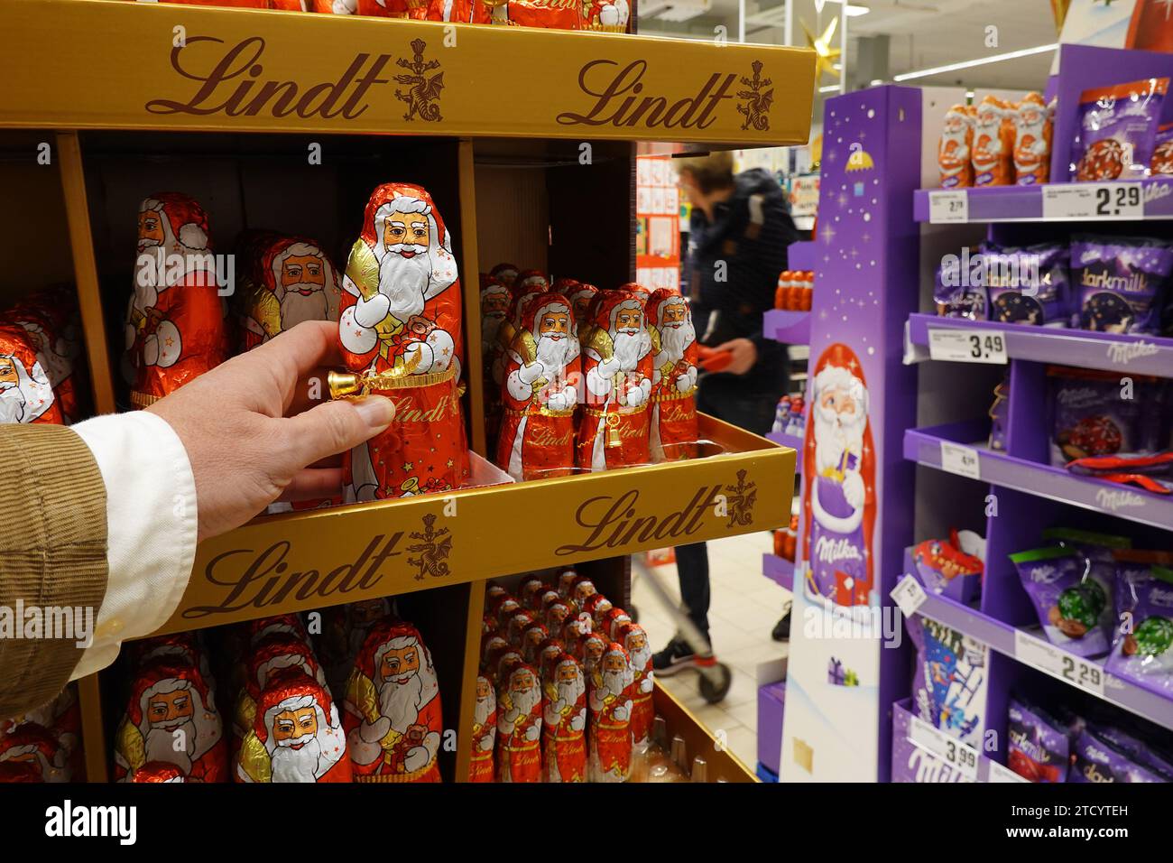 Shopper sélectionnant des cadeaux en chocolat de Noël Banque D'Images