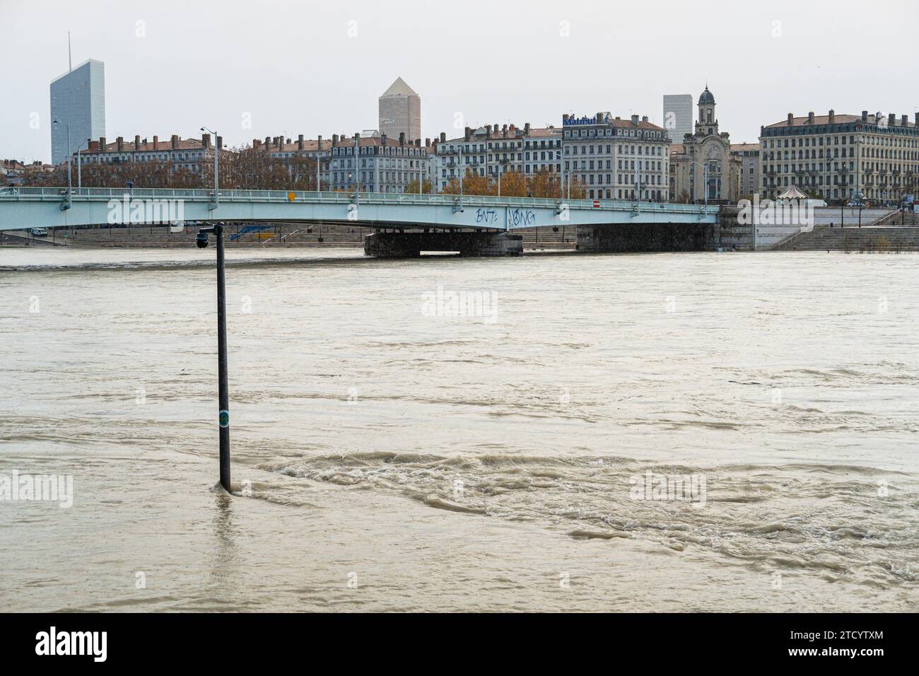 Le rhône en inondation avec une caméra de surveillance dans le fleuve. Banque D'Images