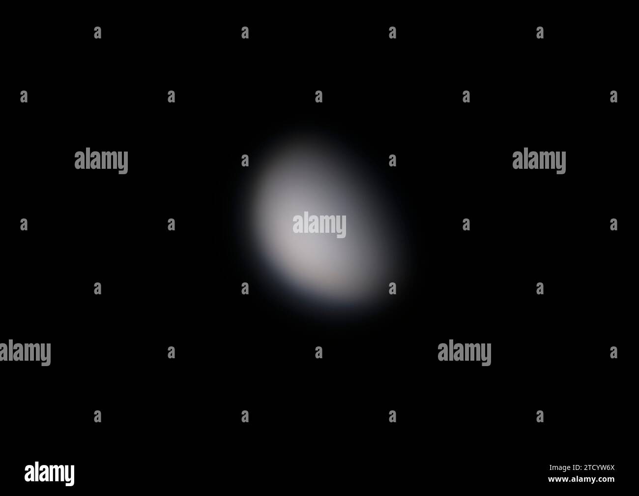 La planète Vénus photographiée tôt le matin du 15 décembre 2023 au-dessus de Londres, au Royaume-Uni, à l'aide d'un télescope astronomique. La planète est enveloppée de nuages et semble sans caractère. La distorsion du jet en haute altitude, un phénomène de haute atmosphère, pendant la capture rend également cette image moins qu'optimale Banque D'Images