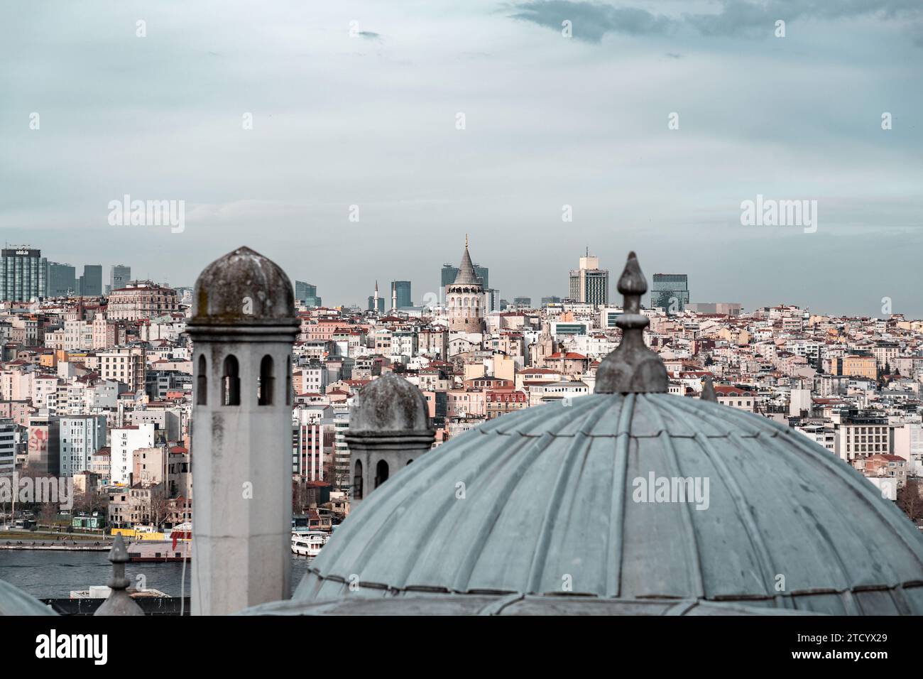 Istanbul, Turkiye - 7 mars 2023 : vue panoramique d'Istanbul derrière les dômes du complexe Suleymaniye surplombant la Corne d'Or, Istanbul, Turki Banque D'Images