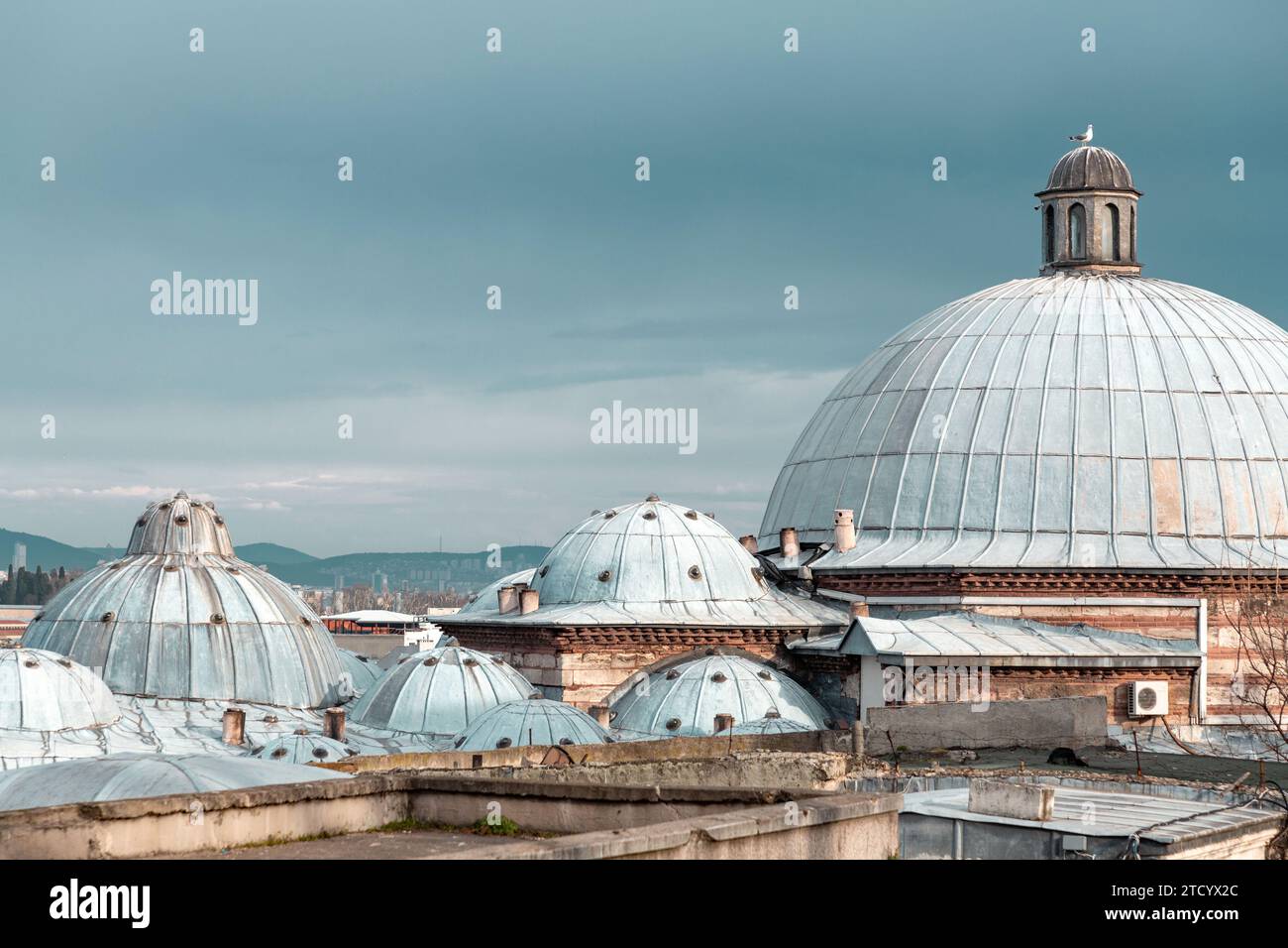 Istanbul, Turkiye - 7 mars 2023 : vue panoramique d'Istanbul derrière les dômes du complexe Suleymaniye surplombant la Corne d'Or, Istanbul, Turki Banque D'Images
