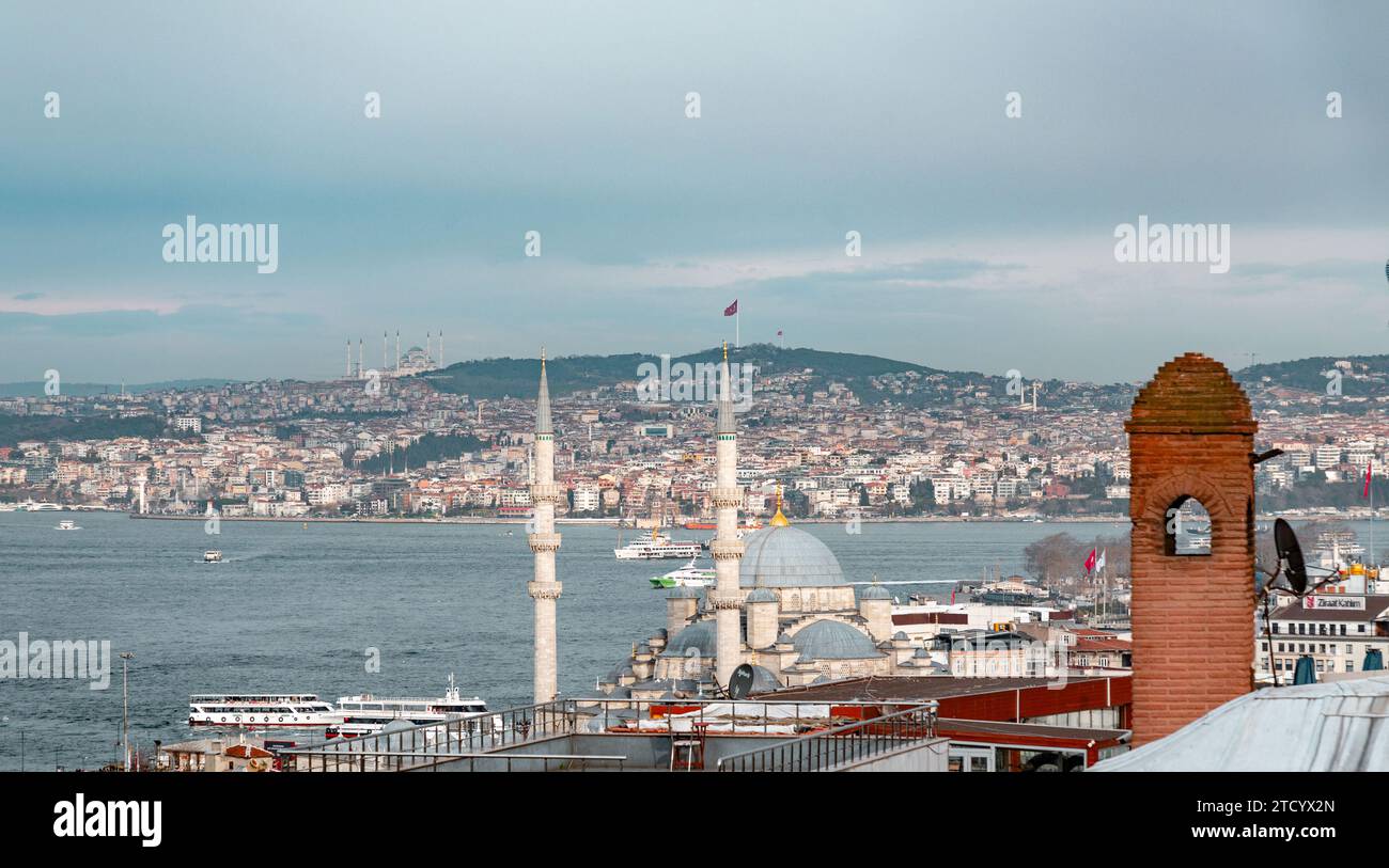Istanbul, Turkiye - 7 mars 2023 : vue panoramique d'Istanbul derrière les dômes du complexe Suleymaniye surplombant la Corne d'Or, Istanbul, Turki Banque D'Images