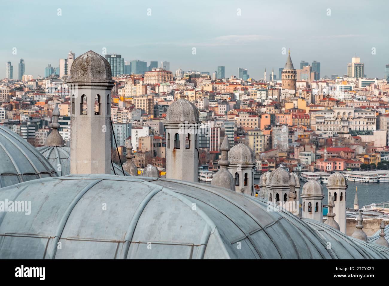 Istanbul, Turkiye - 7 mars 2023 : vue panoramique d'Istanbul derrière les dômes du complexe Suleymaniye surplombant la Corne d'Or, Istanbul, Turki Banque D'Images