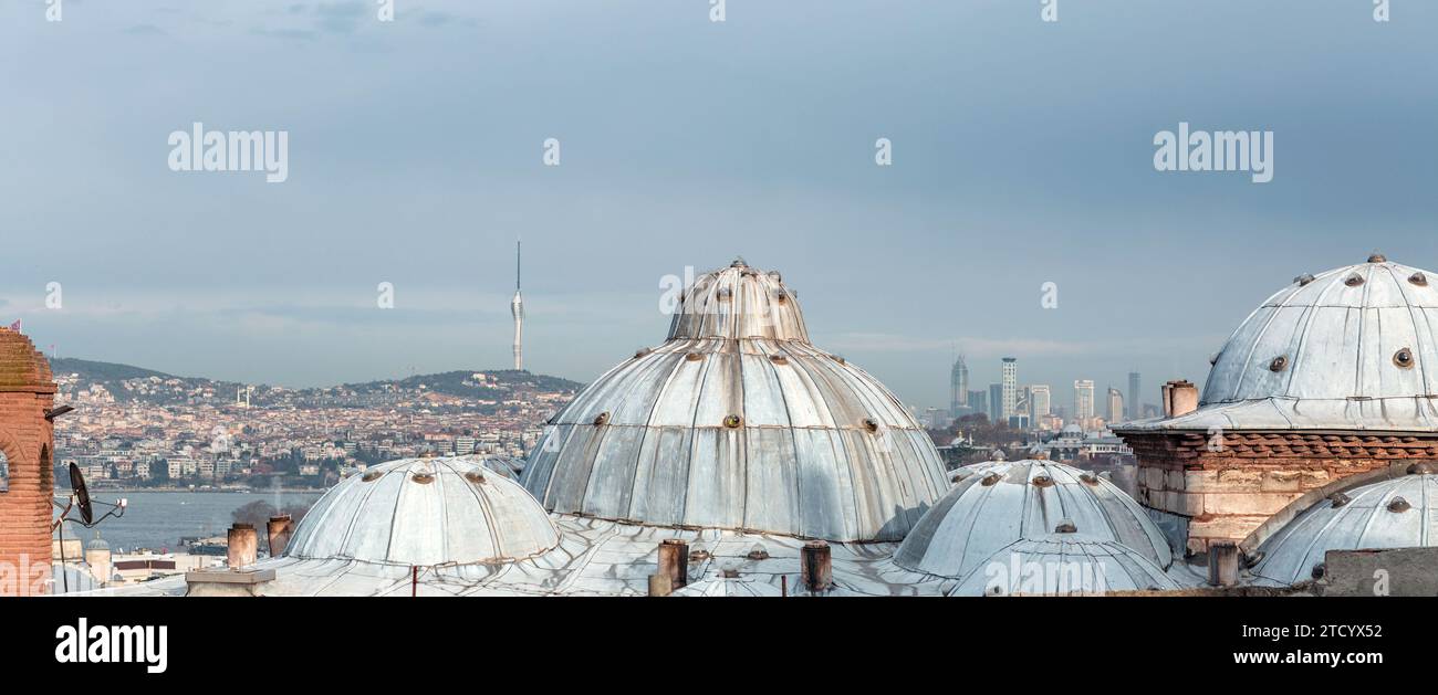 Istanbul, Turkiye - 7 mars 2023 : vue panoramique d'Istanbul derrière les dômes du complexe Suleymaniye surplombant la Corne d'Or, Istanbul, Turki Banque D'Images