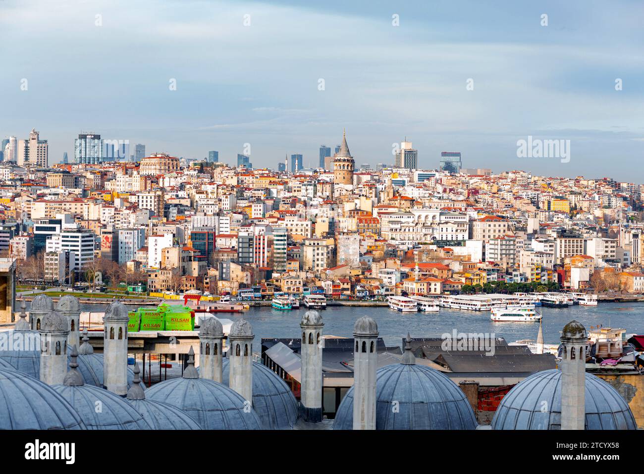 Istanbul, Turkiye - 7 mars 2023 : vue panoramique d'Istanbul derrière les dômes du complexe Suleymaniye surplombant la Corne d'Or, Istanbul, Turki Banque D'Images