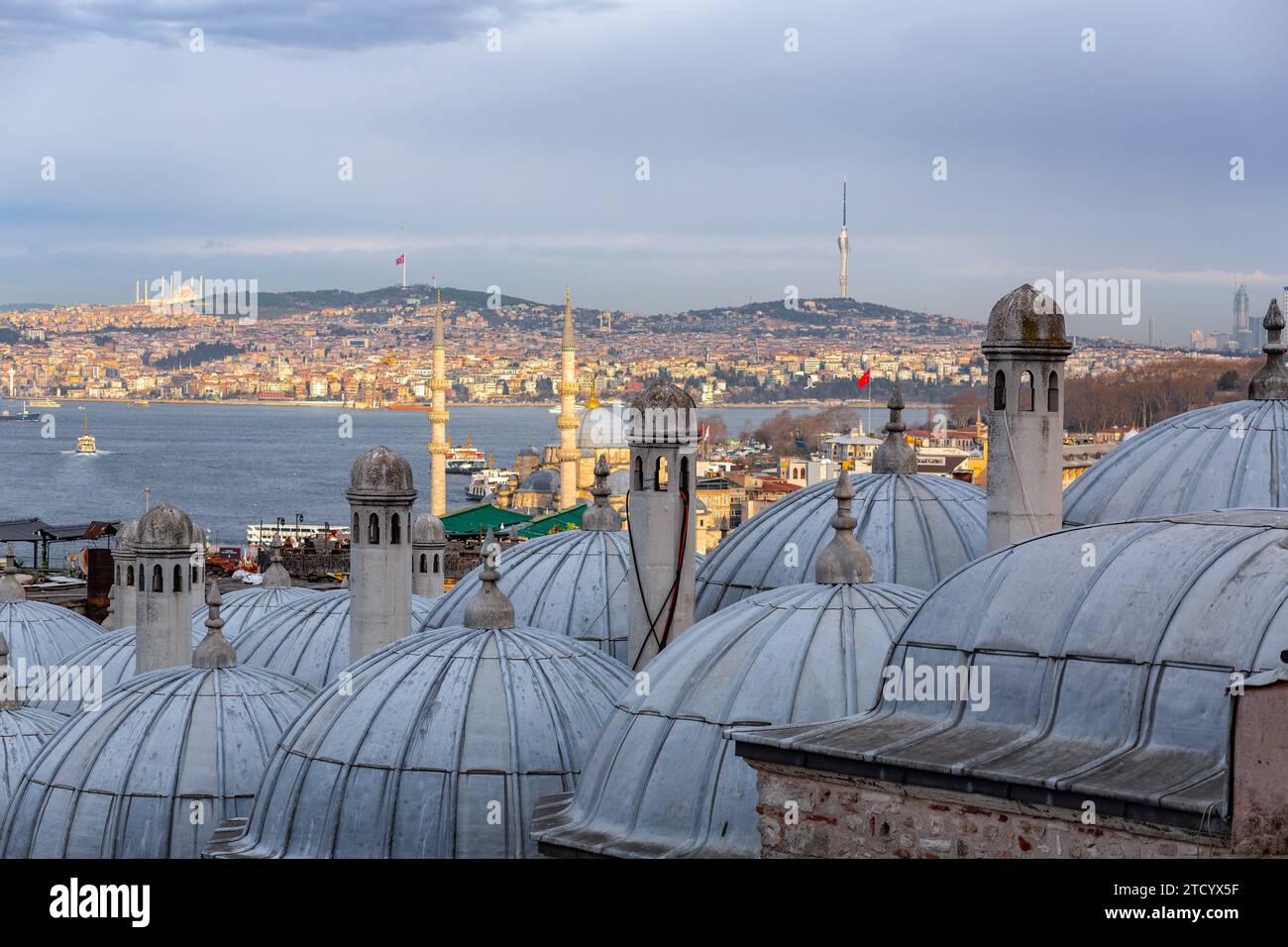 Istanbul, Turkiye - 7 mars 2023 : vue panoramique d'Istanbul derrière les dômes du complexe Suleymaniye surplombant la Corne d'Or, Istanbul, Turki Banque D'Images