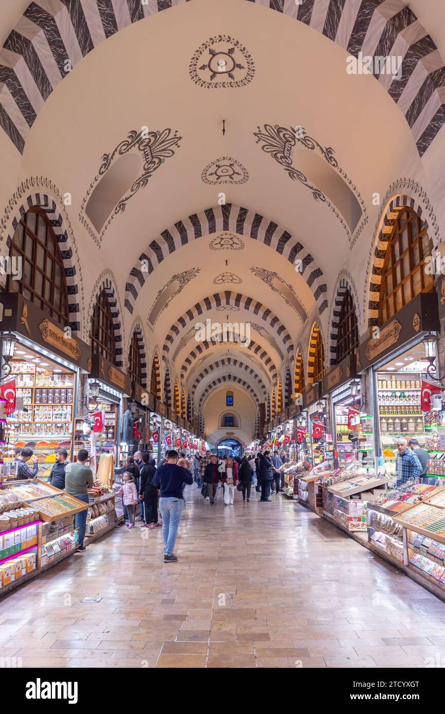 Istanbul, Turkiye- 7 mars 2023 : l'ancien bazar aux épices, Misir Carsisi, l'une des attractions touristiques les plus importantes situé à Eminonu, Istanb Banque D'Images