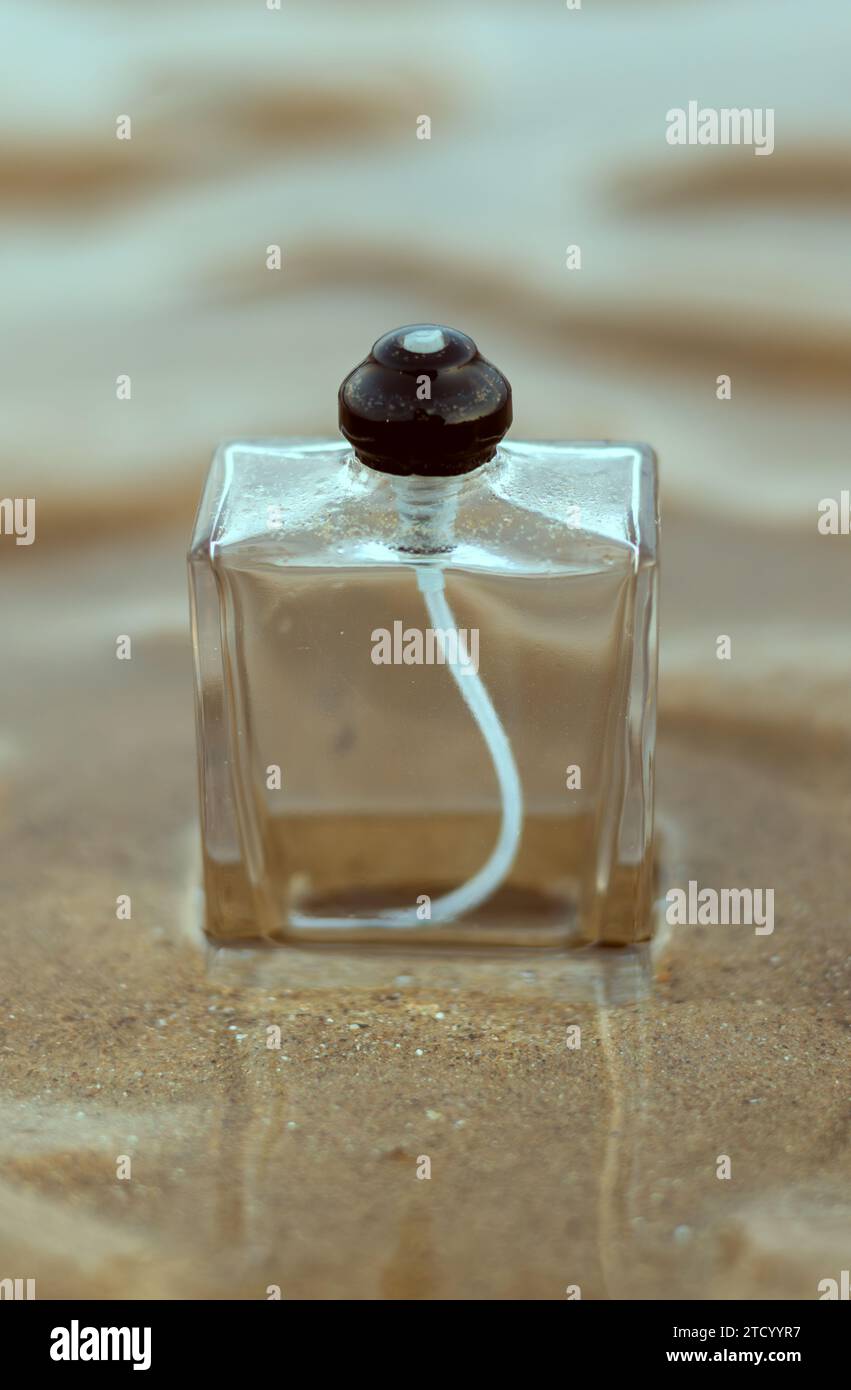 bouteilles de verre usagées sur sable de plage Banque D'Images