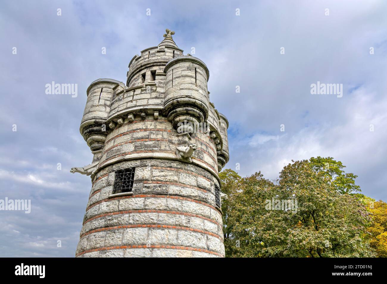 Tour de Tournai construite par Henri Bayaert pour montrer les possibilités techniques de la pierre de Tournai, Parc du Cinquantenaire, Bruxelles, Belgique Banque D'Images