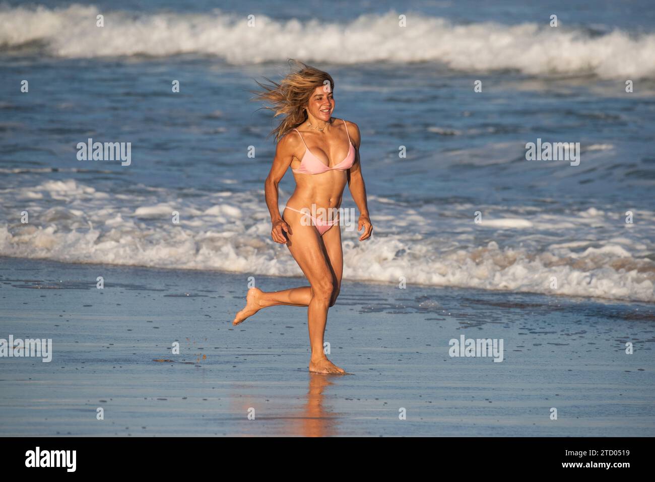 Femme en forme appréciant la plage. Praia do Guincho, Cascais, Portugal. Banque D'Images Femme en forme appréciant la plage. Praia do Guincho, Cascais, Portugal. Banque D'Images