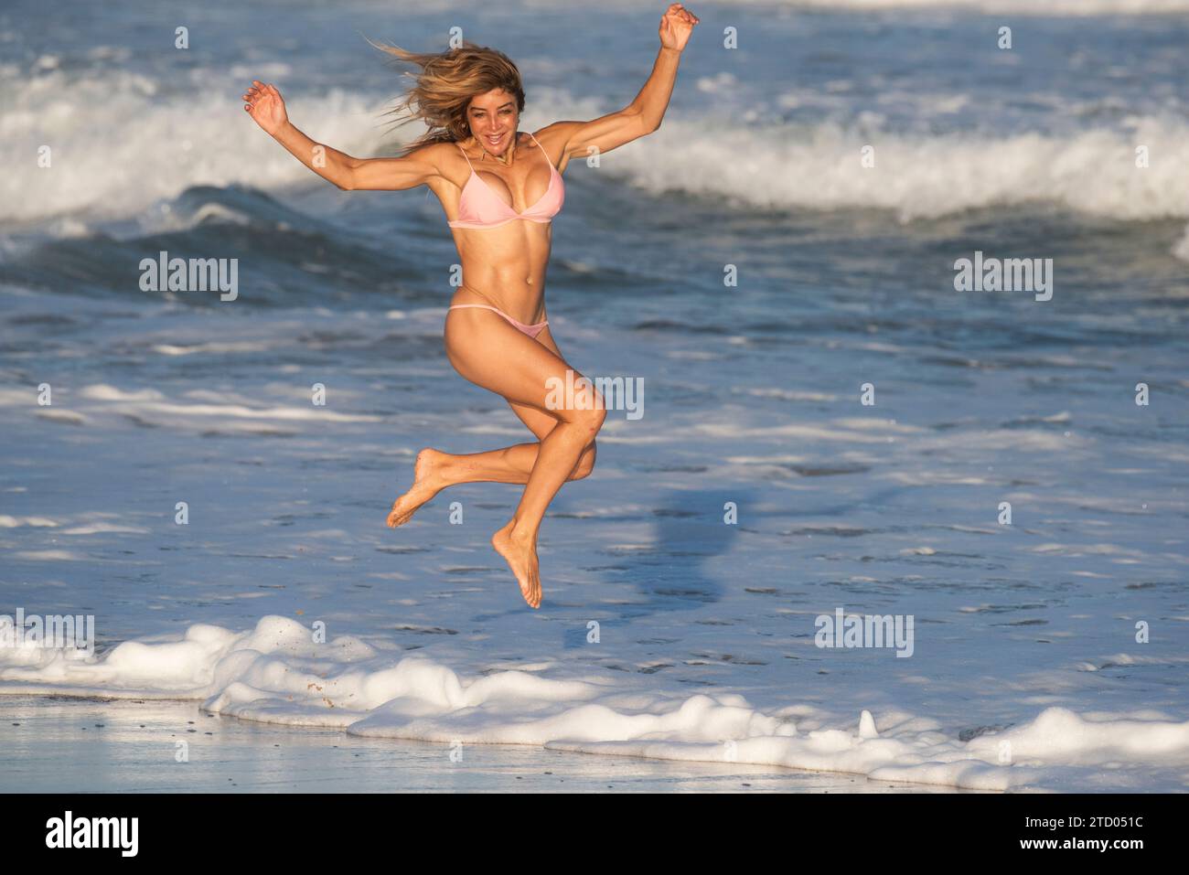 Femme en forme appréciant la plage. Praia do Guincho, Cascais, Portugal. Banque D'Images Femme en forme appréciant la plage. Praia do Guincho, Cascais, Portugal. Banque D'Images
