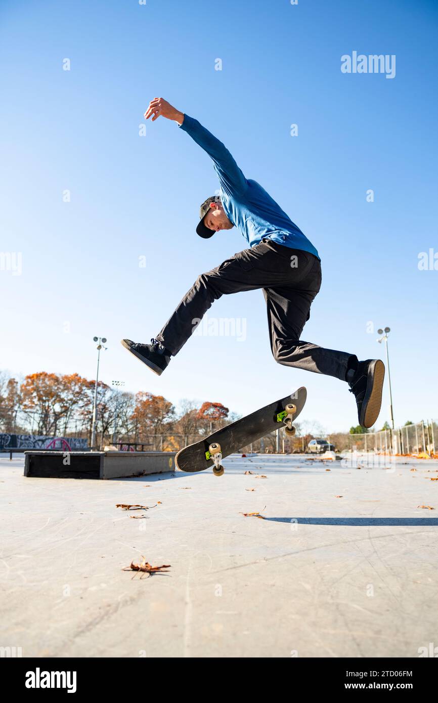 Solo Man skateboard au skatepark a en automne Banque D'Images
