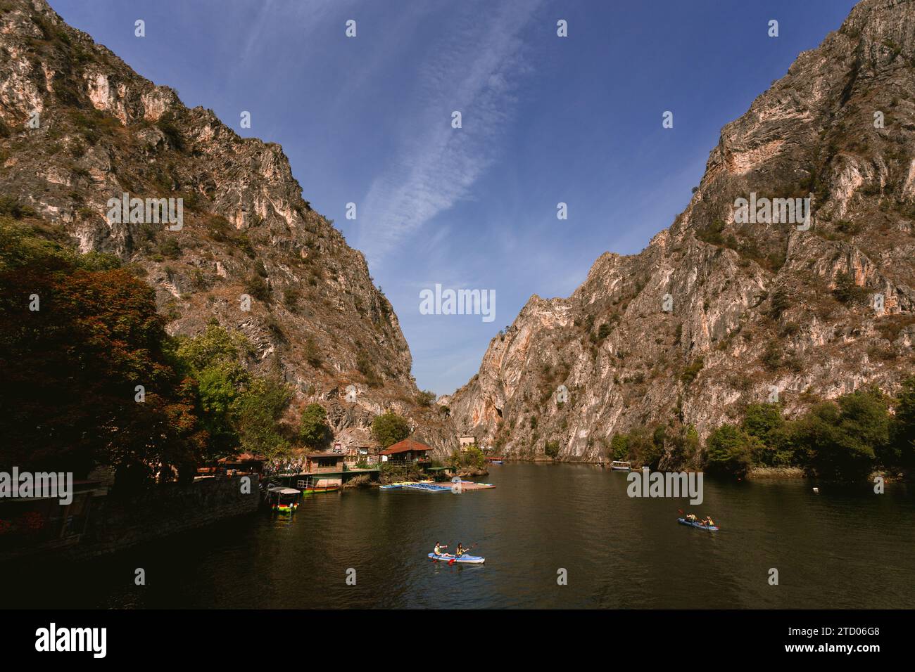 Montagnes entourant le lac Matka en Macédoine du Nord Banque D'Images