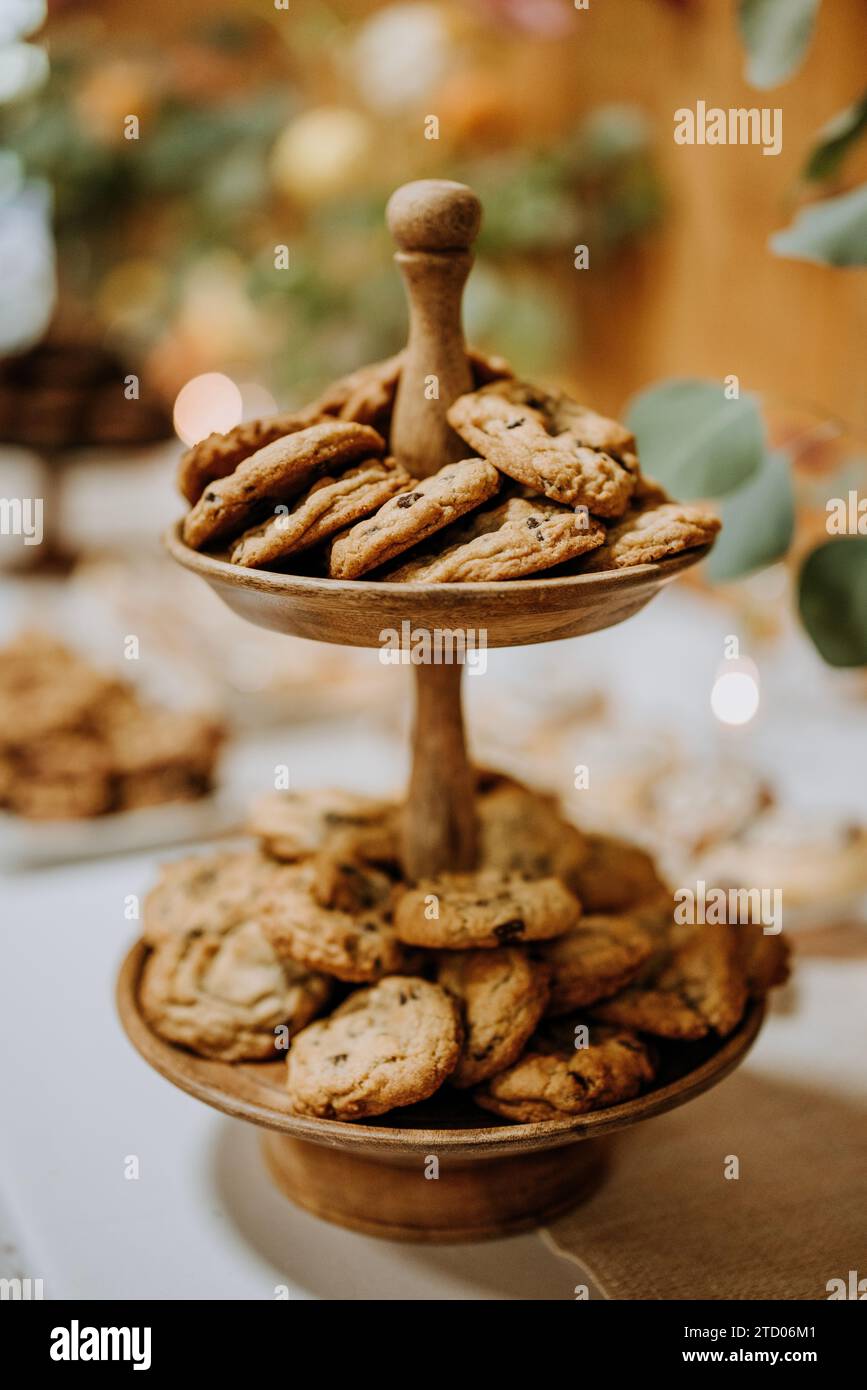 Un double panier de biscuits aux pépites de chocolat sur une table Banque D'Images