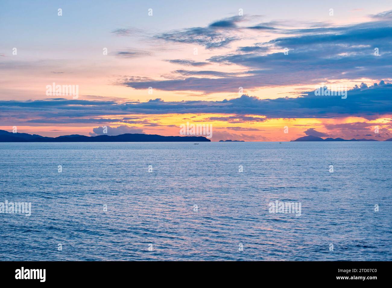 Silhouette de coucher de soleil et ciel spectaculaire au-dessus de la mer Banque D'Images